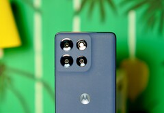 Motorola Moto G86 Power имеет огромный аккумулятор и очень яркий экран. (Источник изображения: Notebookcheck)