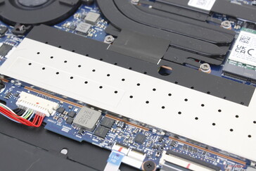 2 съемных модуля DDR5 SODIMM защищены алюминиевой пластиной