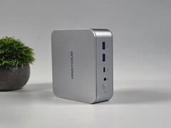 Мини-компьютер Minisforum M2 Вид на передние порты