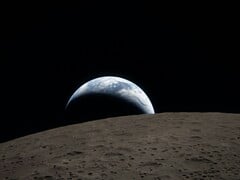 Изображение, на котором видны Луна и Земля.