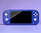 RG 55G1 имеет дизайн, напоминающий Switch Lite. На фотографии: портативная игровая консоль цвета «Индиго».