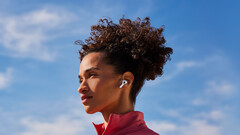 Apple Как сообщается, AirPods с модулями камеры начнут массово производиться в 2026 году (источник изображения: Apple)