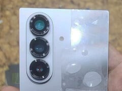 Модель Galaxy Z Fold7, похоже, сочетает в себе элементы дизайна обоих смартфонов Galaxy Z Fold, которые Samsung выпустила в 2024 году. (Источник изображения: Weibo)
