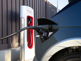 Новый Ioniq 5 может напрямую подключаться к зарядным устройствам Tesla Supercharger (Источник изображения: Hyundai)