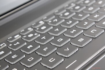 На этой чиклетной клавиатуре удобно набирать текст. Отдача менее мягкая, чем в моделях Asus ROG Strix и Hero