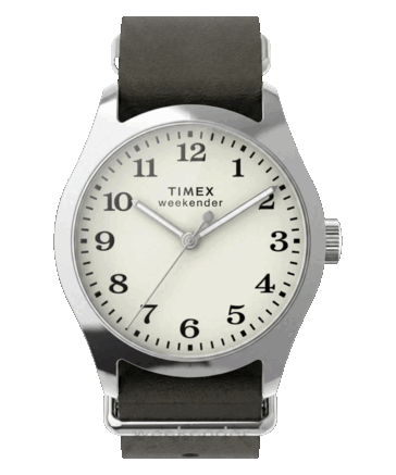 Часы Timex Weekender New England TW2Y86600 с серебристым корпусом диаметром 34 мм, кремовым циферблатом и темно-зелёным кожаным ремешком.