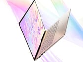 MateBook 14 Core Edition 2026 работает на базе процессора Intel Core Ultra 5 325. На изображении: рекламный рендер, демонстрирующий тонкий дизайн ноутбука.