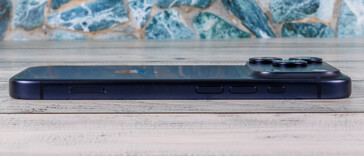 Слева: SIM-карта, громкость, кнопка действий