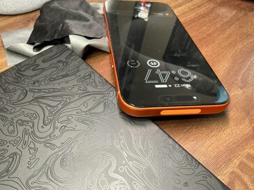 На верхней грани iPhone 17 Pro Max появились потертости, когда он находился в чехле TechWoven от Apple. (Источник изображения: u/Jman42023)