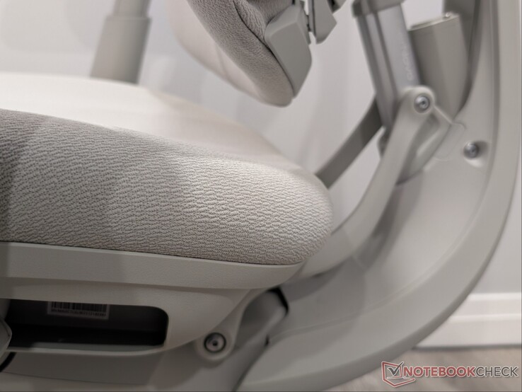 Задняя часть сиденья с более коротким упругим поролоном.