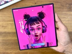 Преемник Galaxy Z Fold7 (на фото), как ожидается, предложит дисплей без складок, подобно Apple'первому iPhone Fold. (Источник изображения: Techdroider)