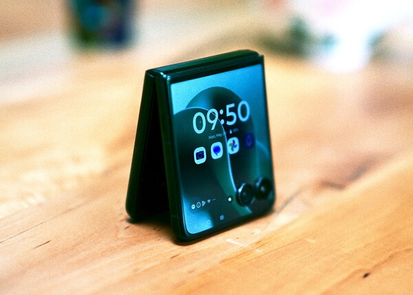 Motorola Razr Ultra, также известный как Razr Ultra 2025, поставляется с Android 15.