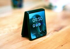 Шикарный и гибкий: Motorola Razr 60 Ultra. (Источник изображения: Florian Schmitt/Notebookcheck)