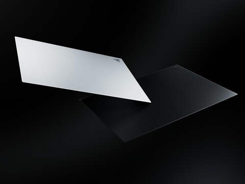 Показаны черная и белая расцветки Razer Atlas Pro