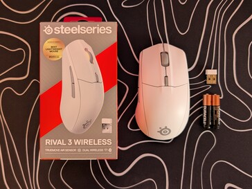 SteelSeries Rival 3 Wireless Gen 2 поставляется с двумя батарейками типа ААА, донглом 2,4 ГГц и без USB-кабеля.