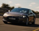Модель S 90D 2015 года показала удивительно хорошие результаты в тесте What Car на дальность хода. (Источник изображения: What Car? через YouTube)