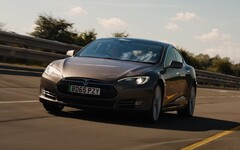 Модель S 90D 2015 года показала удивительно хорошие результаты в тесте What Car на дальность хода. (Источник изображения: What Car? через YouTube)