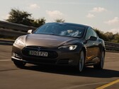 Модель S 90D 2015 года показала удивительно хорошие результаты в тесте What Car на дальность хода. (Источник изображения: What Car? через YouTube)