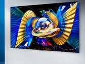 Модель C10M оснащена 2 304 зонами локального регулирования яркости — по одной зоне на каждый светодиод — а также чипом с искусственным интеллектом, обеспечивающим совместное управление яркостью и цветом света.