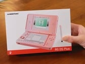 Устройство Anbernic RG DS Plus будет отправлено в коробке, цвет которой соответствует цвету самого карманного компьютера.