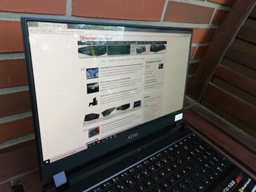 Поведение экрана ноутбука на улице