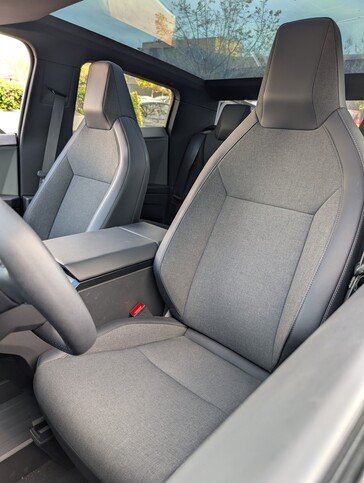 интерьер 2026 Cybertruck AWD.