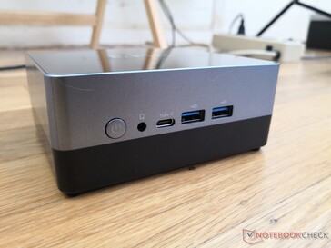 Спереди: Кнопка вкл/выкл, аудио 3.5 мм, USB-C 3.2 Gen 2, 2x USB 3.0