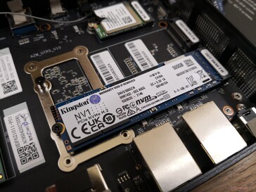 Здесь поддерживается два SSD типоразмера M.2 22 на 80 (один - NVMe, другой - SATA III)