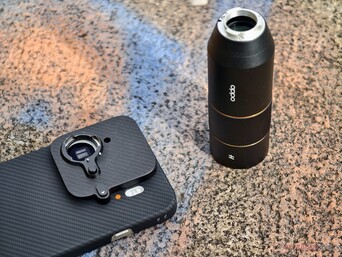 Крепление для объектива, прикрепляемое к корпусу, охватывает не только две камеры, но и так называемую камеру "True Color".