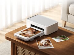 Новый настольный фотопринтер 2 стоит на Youpin около 103 долларов. На снимке: рекламное изображение, демонстрирующее принтер в действии.