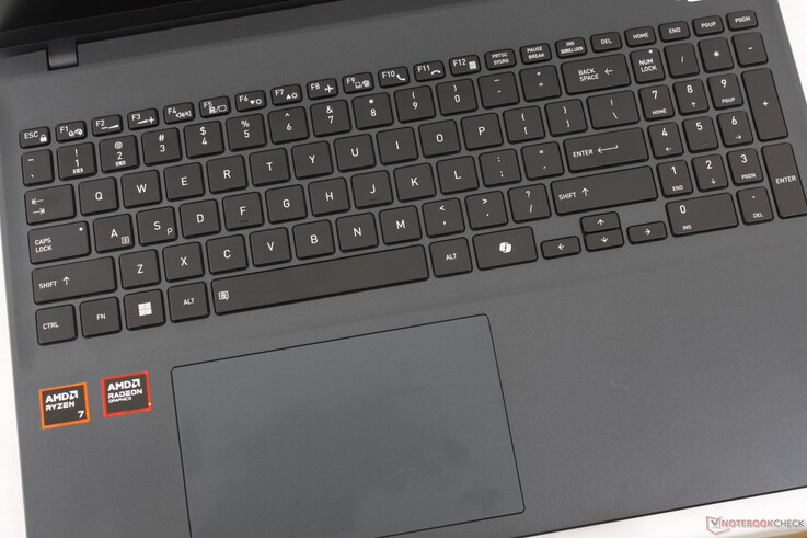 Кликпад имеет приличные размеры (~13,4 x 8,3 см), но его отклик может показаться пористым и неудовлетворительным