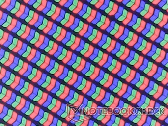 Пиксели RGB очень четкие, поскольку это один из немногих 18-дюймовых игровых ноутбуков, которые поставляются в стандартной комплектации с глянцевой накладкой