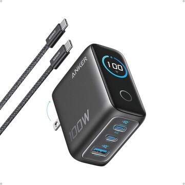 Зарядное устройство Anker (100 Вт, 3 порта, Smart Display) оснащено двумя портами USB-C, одним портом USB-A, складными штырями и кабелем USB-C в комплекте. (Исто