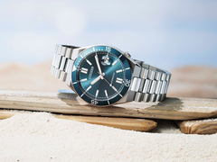 На фото - Citizen Tsuyosa NJ0231-56L на боку на белом фоне.