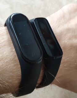 Xiaomi Mi Band 4 (слева) и Samsung Galaxy Fit e (справа) на запястье