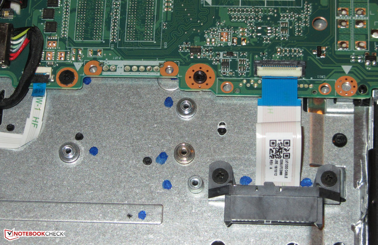 В сервис-мануале указано, что слева от оптического дисковода должен был быть порт для 2-го аккумулятора. В нашем ноутбуке он отсутствовал, и