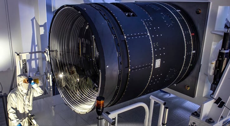 Камера LSST использует объективы размером 5,1 фута (1,57 м) и размером 27 дюймов (0,69 м) для получения изображения ночного неба. Неясно, каково ближайшее расстояние фокусировки для селфи. (Источник изображения: J. Ramseyer Orrell/SLAC National Accelerator Laboratory)