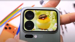 Xiaomi 17 Pro и его дополнительный экран на задней панели проходят испытание на прочность (Источник изображения: JerryRigEverything)
