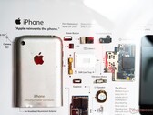 XreArt разбирает по компонентам Apple iPhone и подобные товары из не слишком давнего прошлого, размещая их в рамки (Изображение: Notebookcheck)