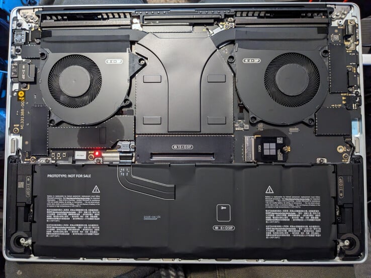 Ноутбук Surface Laptop Ultra имеет модульную нижнюю панель, однако защелкивающиеся алюминиевые крышки препятствуют доступу к большинству компонентов.