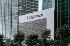 Логотип ByteDance на офисном здании компании в Сингапуре (Источник изображения: Claudio Schwarz - Unsplash)