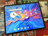 В комплект поставки Teclast Art Pad Pro также входит перо-стилус с 4096 уровнями давления и 30-ваттный адаптер питания. (Источник изображения: Notebookcheck)