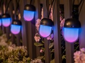 Светильник Govee Outdoor Chromatic String Lights подвешен на перила