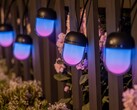 Светильник Govee Outdoor Chromatic String Lights подвешен на перила