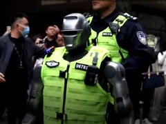 PM01 от компании Engine AI стал первым человекоподобным роботом на службе в полиции. (Источник изображения: CGTN)
