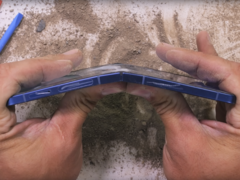 Samsung Galaxy Z Flip 7 (на фото) остался работоспособным после испытания на изгиб - причем дважды. (Источник изображения: JerryRigEverything на YouTube)