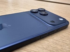 Дисплей iPhone 17 Pro Max в цвете Deep Blue демонстрирует царапины на задней панели. (Источник изображения: Consomac)