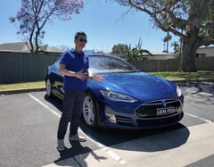 Автомобиль Тома Tesla Model S 70D 2015 года выпуска прошел более 121 000 км или 75 000 миль. (Источник изображения: Ludicrous Feed через YouTube)