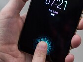 Подэкранные сканеры отпечатков пальцев дебютировали на CES 2018. (Изображение: The Verge) 