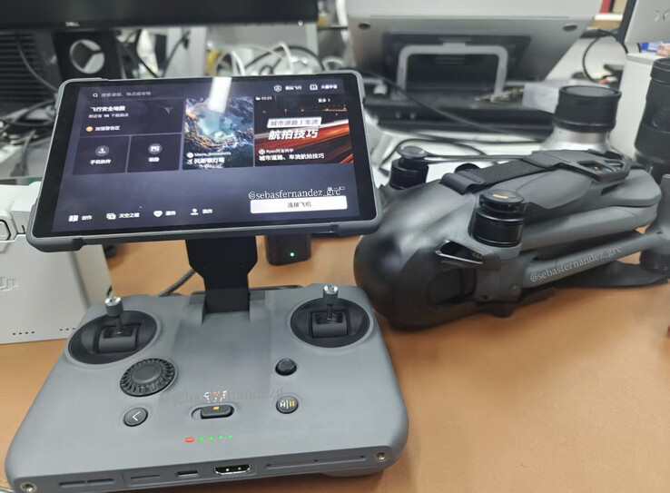 RC Pro 2 имеет встроенный выход HDMI и микрофон с поддержкой внешних микрофонов DJI. (Источник изображения: via Sebastián Fernández)